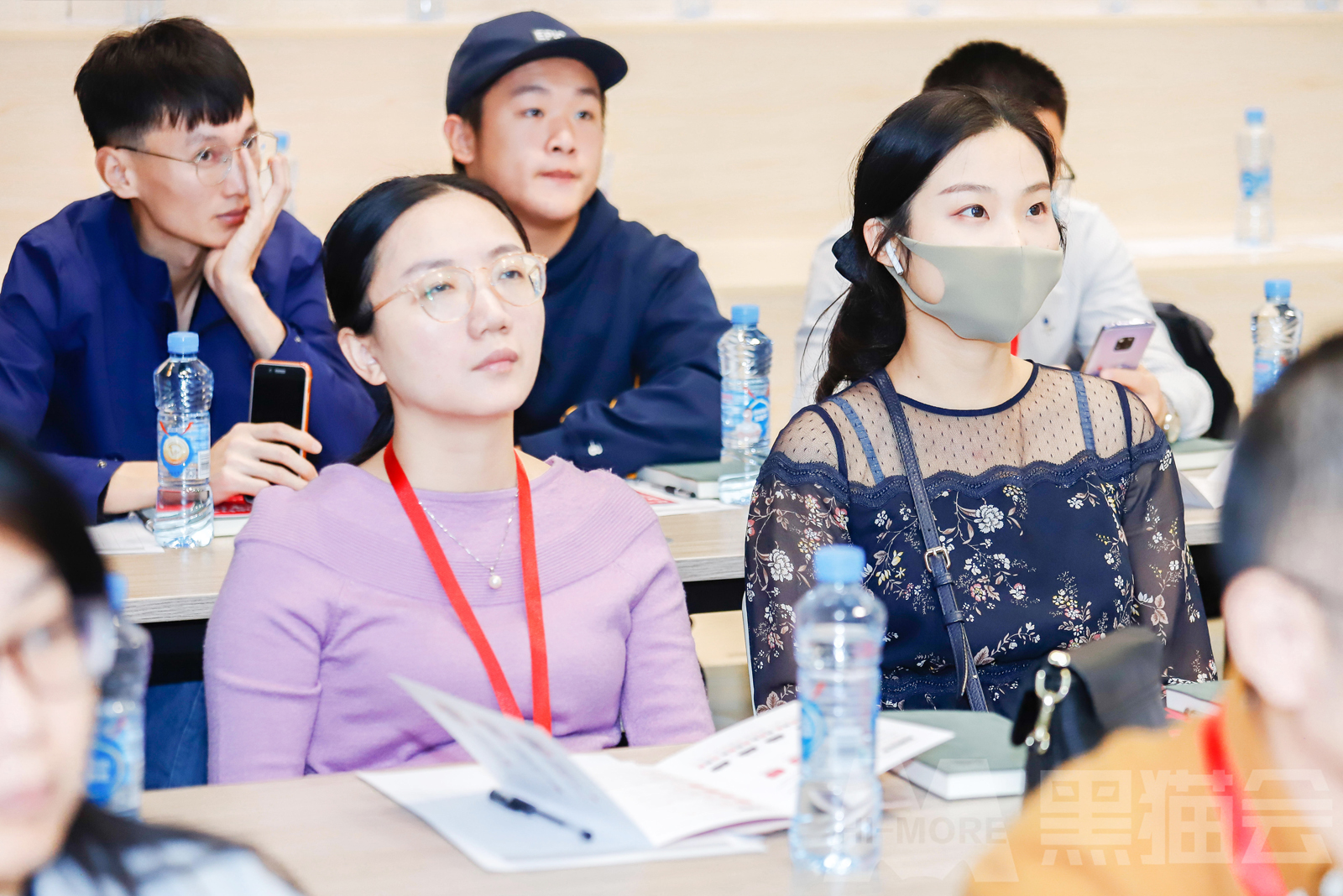 會議活動培訓課學員在認真聽講