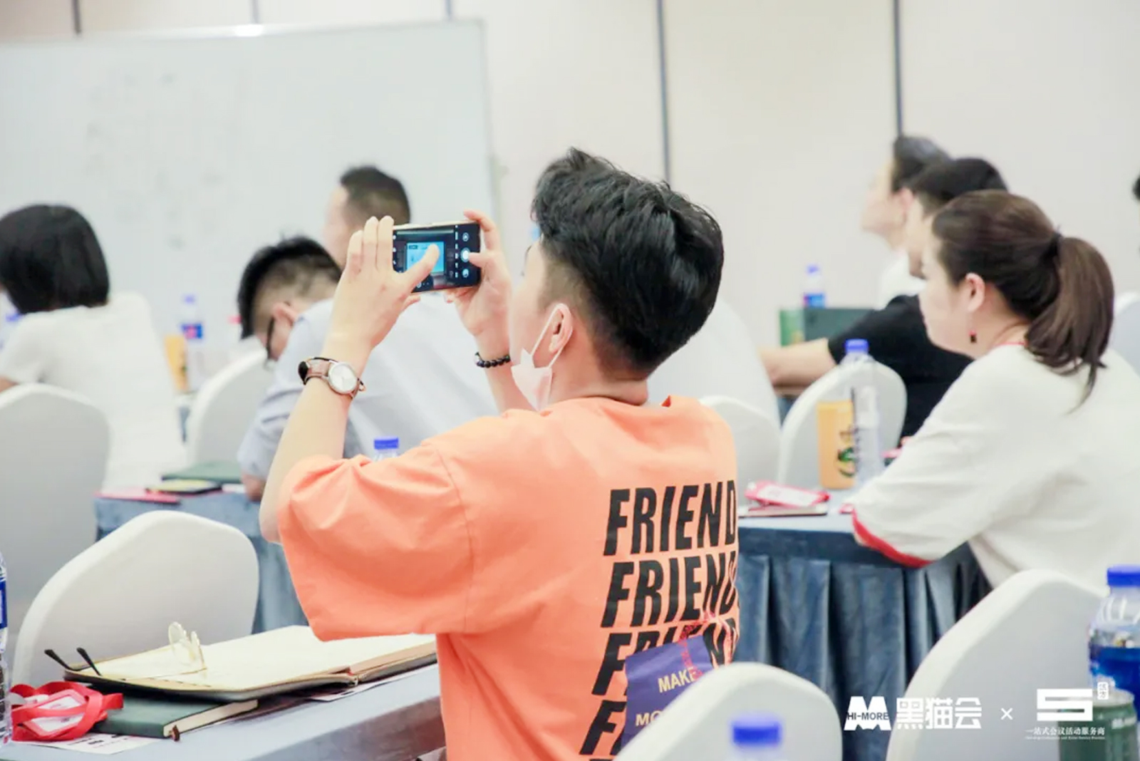 杭州學(xué)員在交流會(huì)課堂拍照