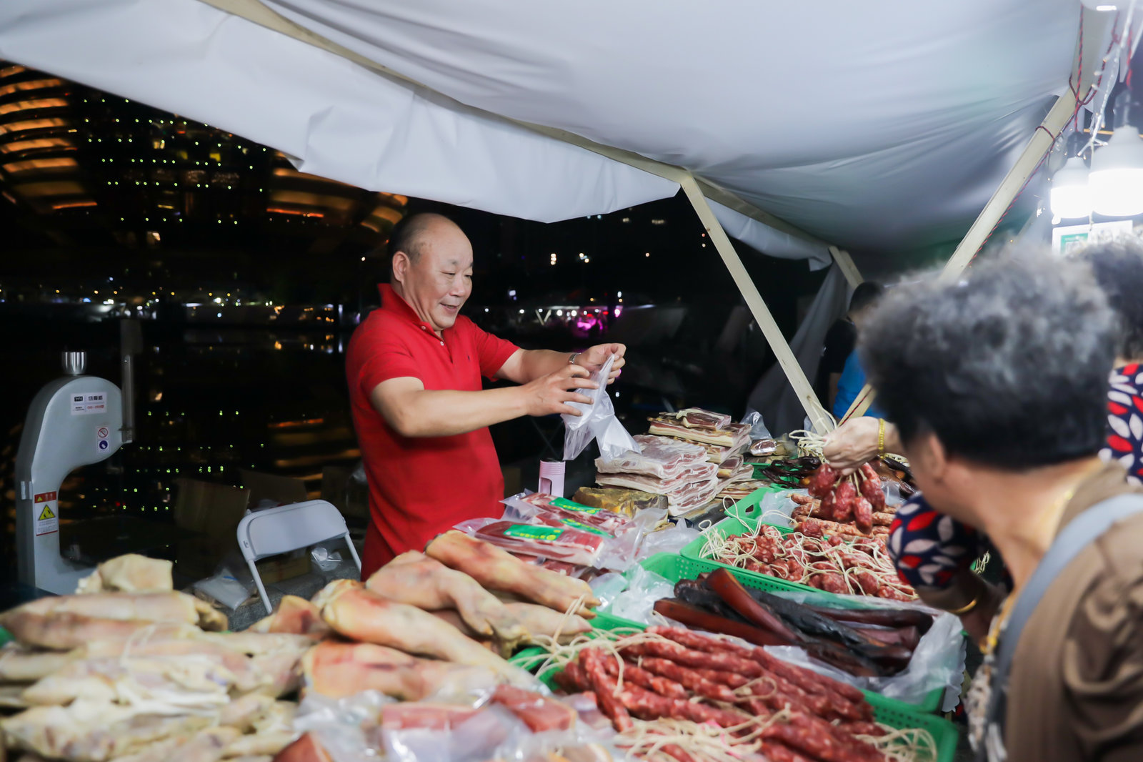 市民在杭州豐收夜市采購農產品