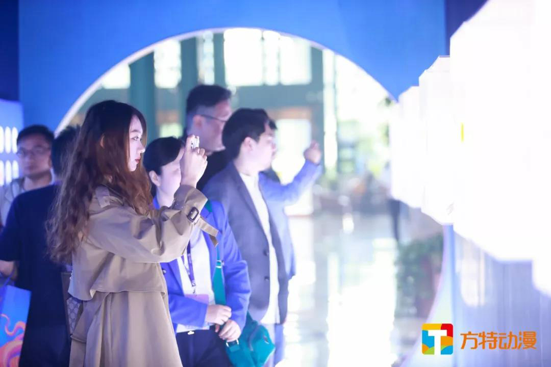 與會者在大會展示區駐足參觀