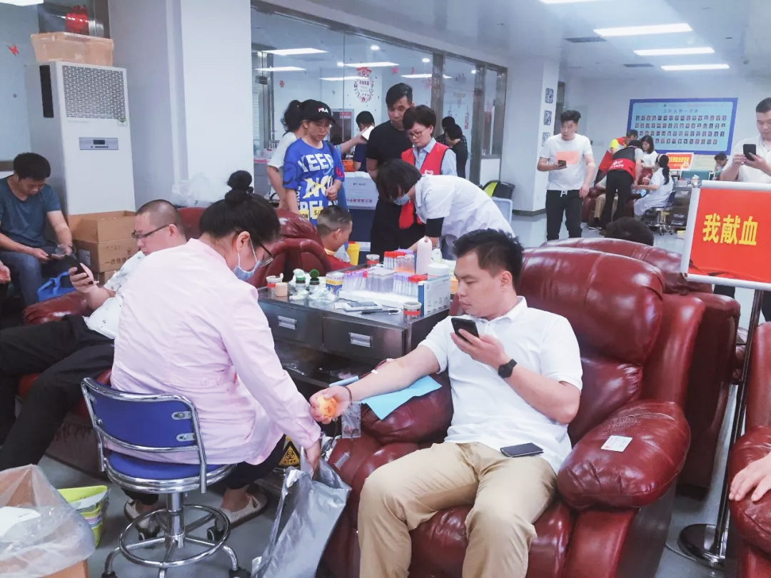 伍會議董事長參加獻血