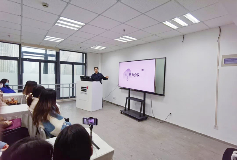 伍方研究院院長郭嶺楠做公司介紹