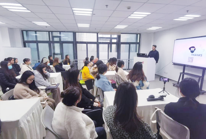 郭嶺楠院長向同學們介紹伍方歷程和文化