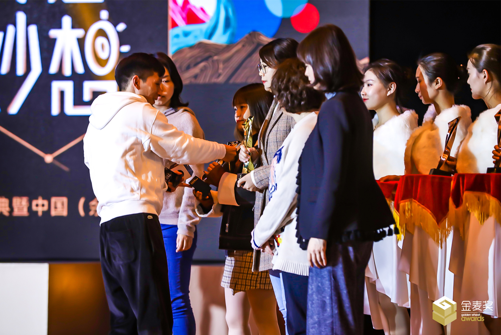 嘉賓和禮儀小姐上臺為金麥獎獲獎者頒發榮譽