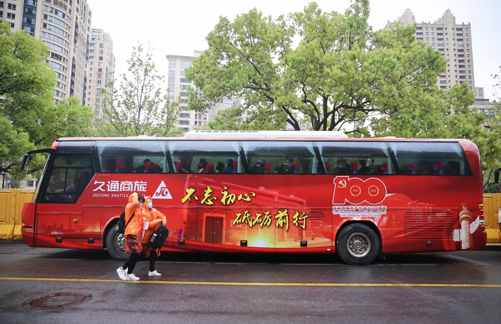 “建黨100周年”字樣的紅色旅游專車