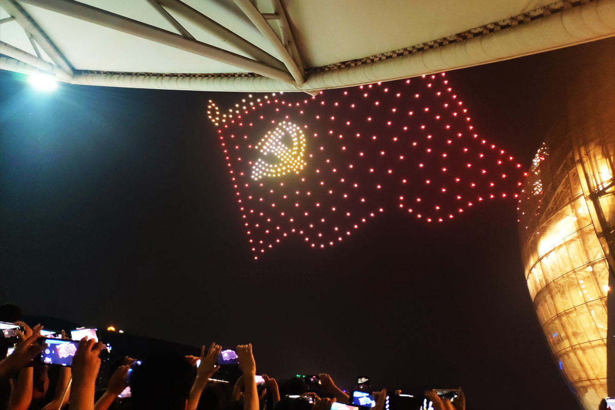 觀眾觀看并拍攝無人機編程表演