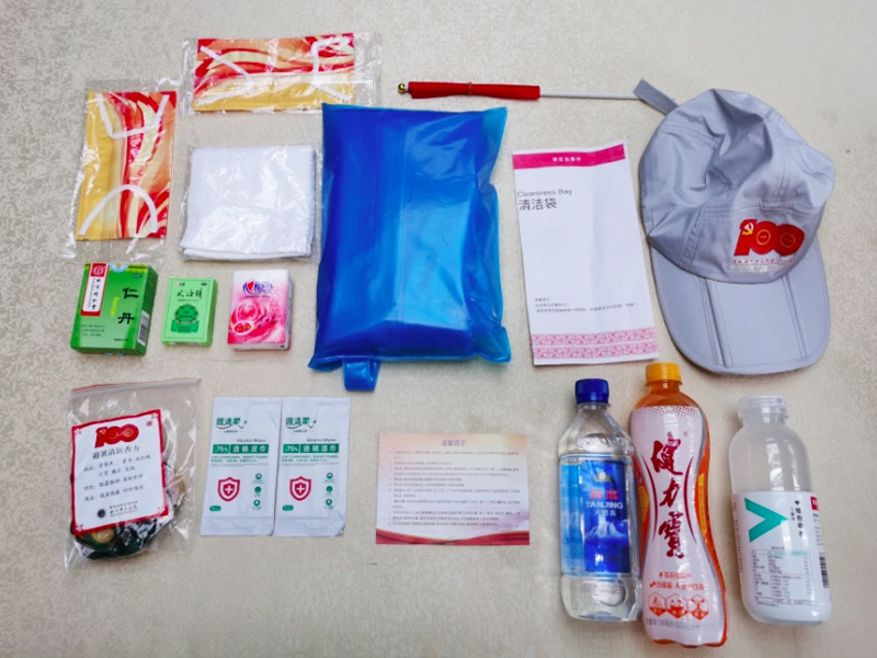 天安門廣場觀禮臺七一參會人員服務包內裝物品