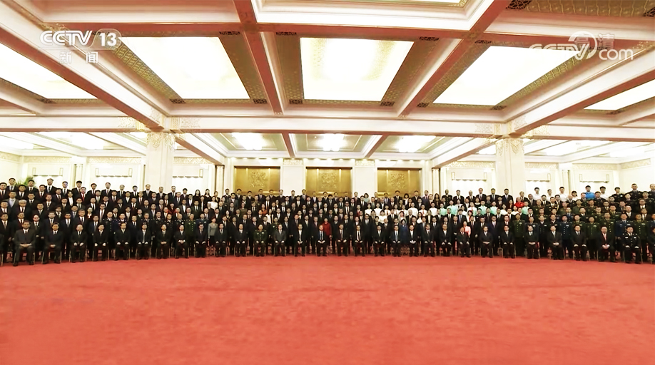 習(xí)總書記與中國共產(chǎn)黨成立100周年慶祝活動籌辦工作各方面代表合影