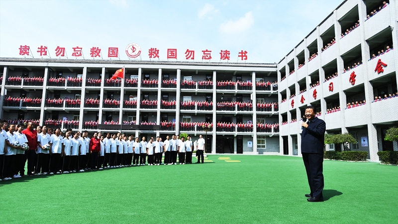 習總書記在陜西省榆林市綏德實驗中學考察