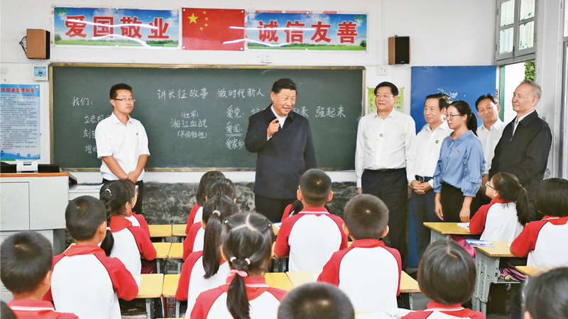 習總書記在湖南郴州市汝城縣文明瑤族鄉第一片小學考察