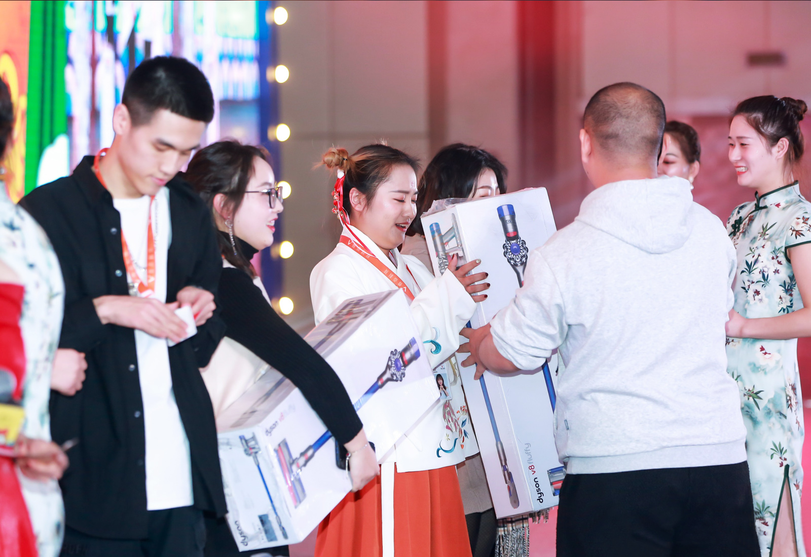 為中獎(jiǎng)嘉賓頒發(fā)年會(huì)獎(jiǎng)品