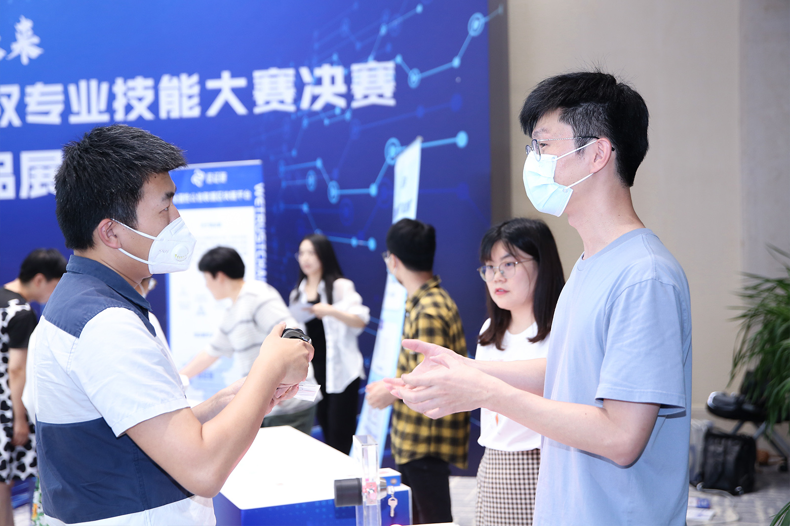 參觀創(chuàng)新型企業(yè)展出產(chǎn)品