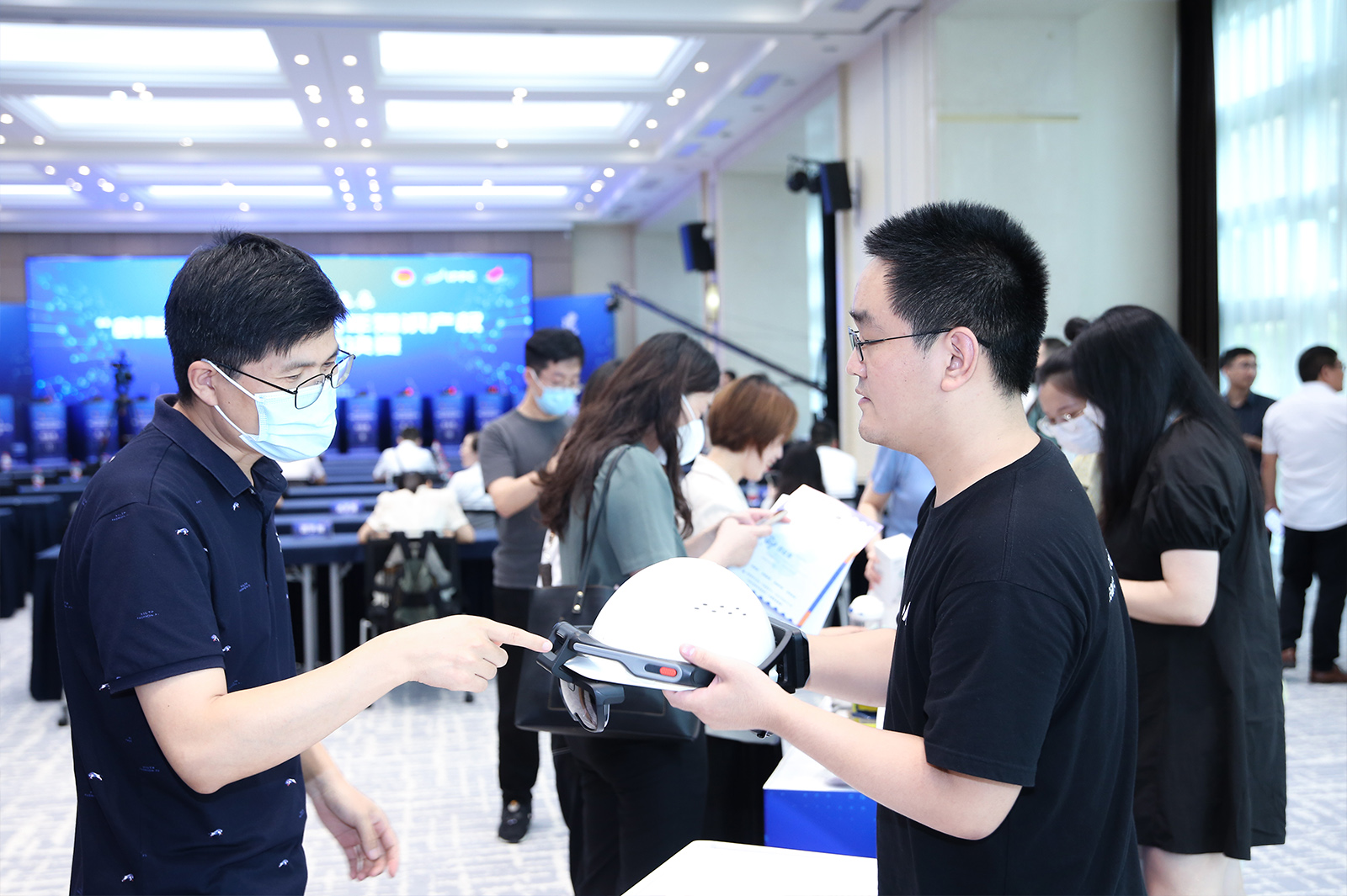 與參加創(chuàng)意展覽企業(yè)人員互動(dòng)