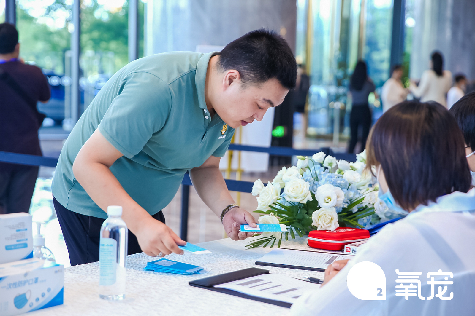 與會(huì)嘉賓辦理簽到