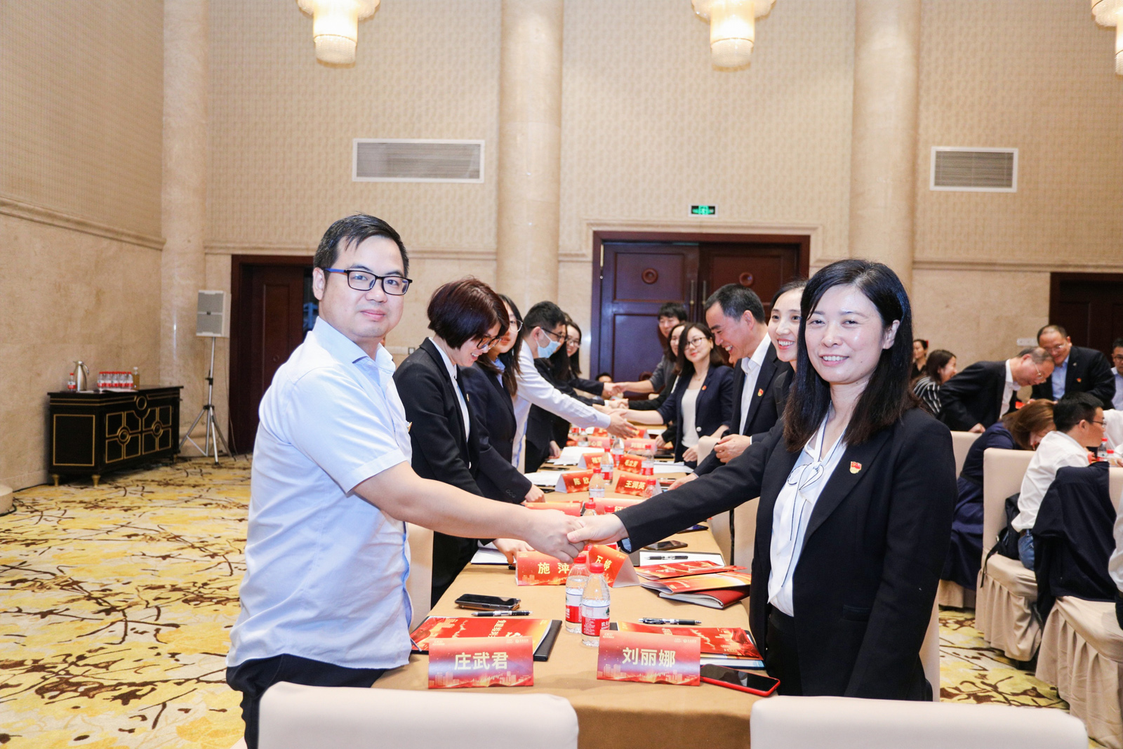 交投地產(chǎn)—浙商證券黨建結(jié)對簽約代表合影