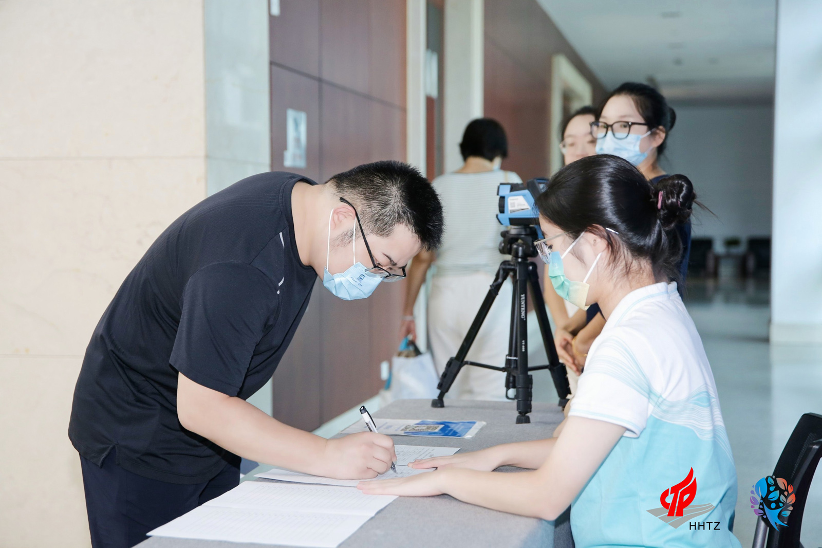 與會男嘉賓簽到入場