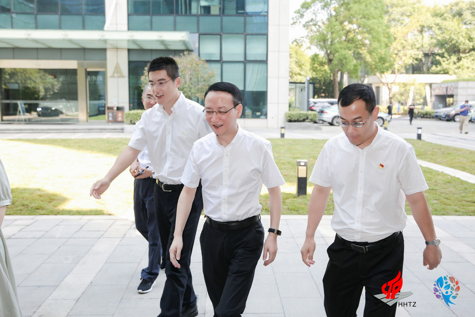 與會領(lǐng)導步入會場