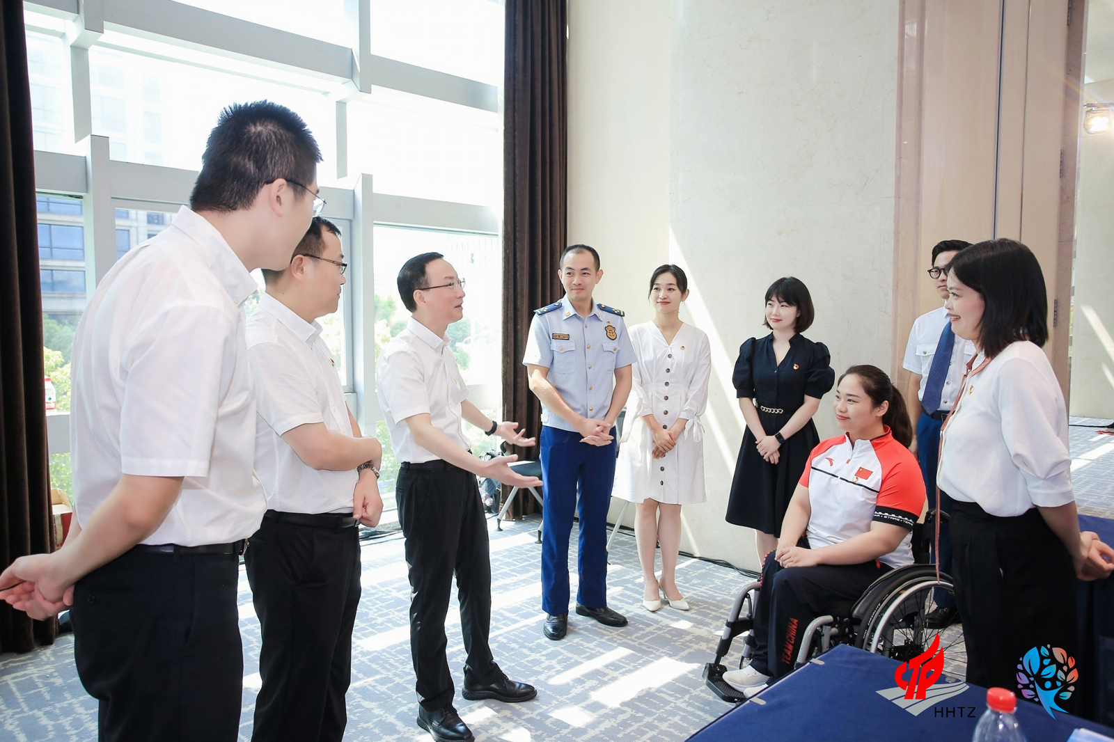 杭州市委宣傳部副部長、新聞出版局局長應雪林和青年們親切交流