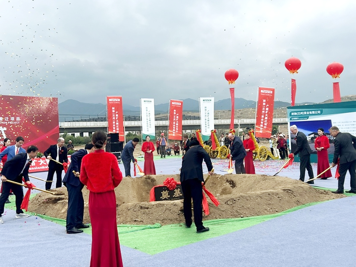 奠基儀式安放奠基石