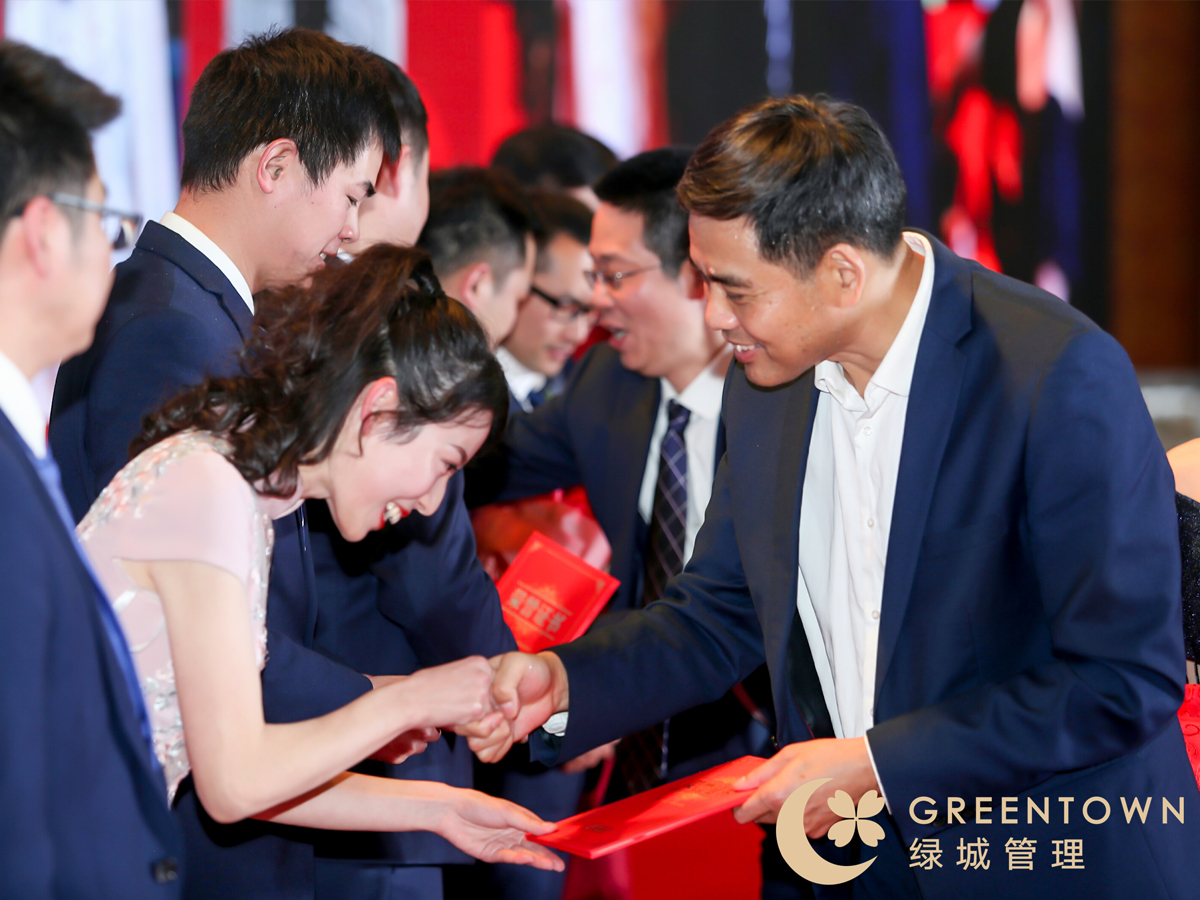 領導和員工握手互動