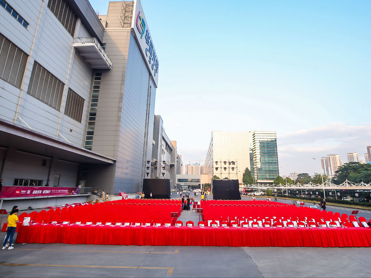 活動執(zhí)行人員及禮儀人員在活動現(xiàn)場預熱