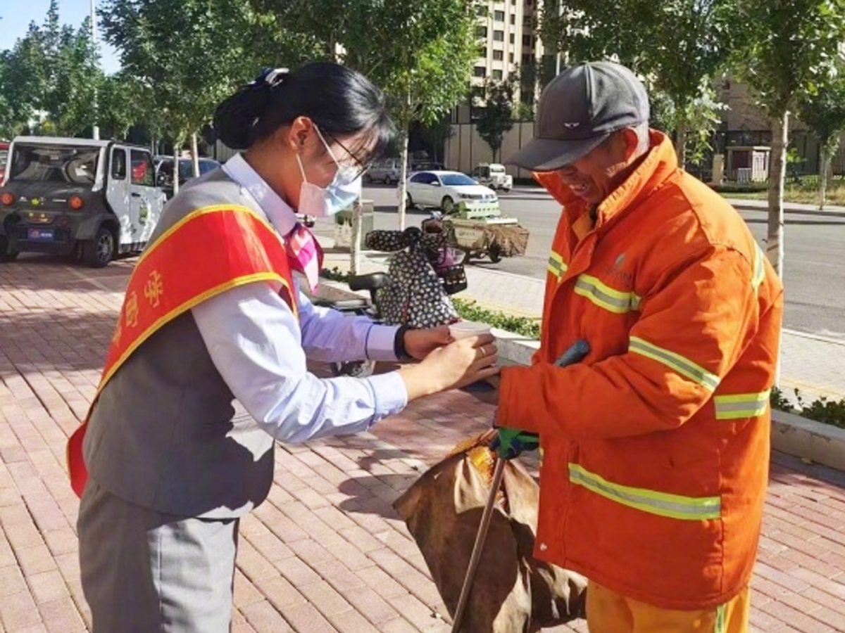 冬季送溫暖活動——為環衛工人送熱水