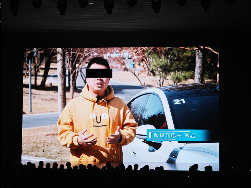 小米SU7汽車發布會現場創意視頻加入了眾多汽車自媒體博主點評畫面
