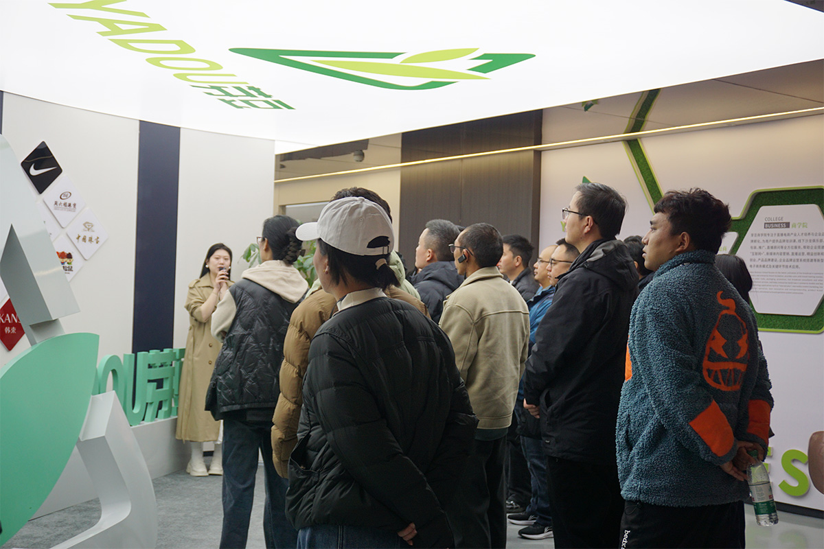 培訓班一行在芽豆生態直播基地考察